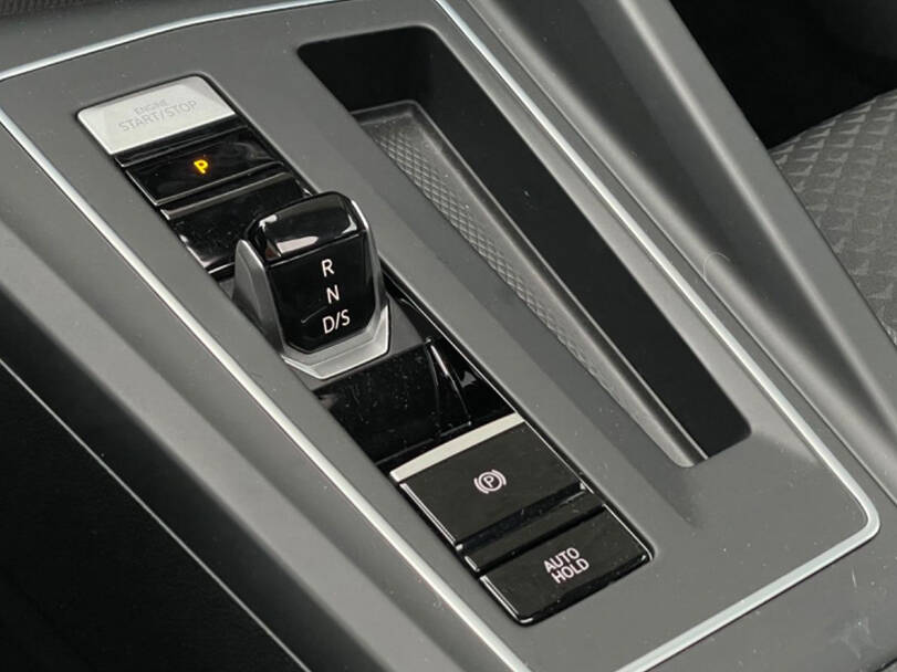 makes.volkswagen models.golf IMAGE