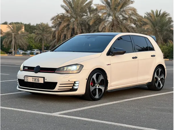 2015 فولكس واجن جولف في الإمارات